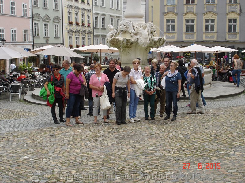 Gruppenbild vor dem Wittelsbacherbrunnen.jpg -                                